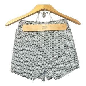 Boohoo Petites Black & Cream Pattern Envelope Pull On Skort Size 1